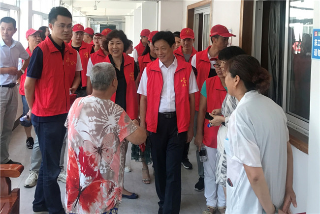 城投集團開展“傳承紅色基因，敬老愛幼先行” 現(xiàn)場獻愛心活動