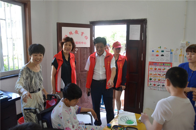 城投集團開展“傳承紅色基因，敬老愛幼先行” 現(xiàn)場獻愛心活動