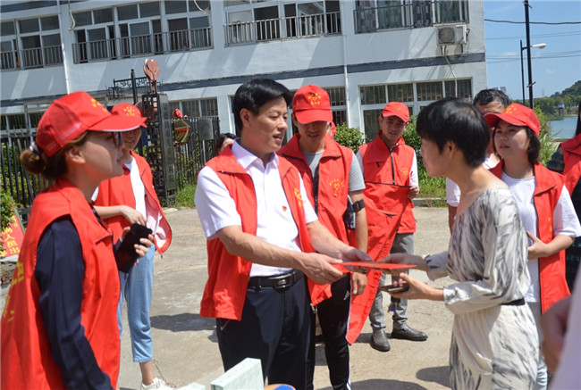 城投集團開展“傳承紅色基因，敬老愛幼先行” 現(xiàn)場獻愛心活動