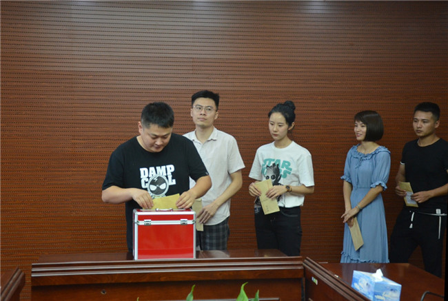 城投集團開展“傳承紅色基因，敬老愛幼先行” 現(xiàn)場獻愛心活動