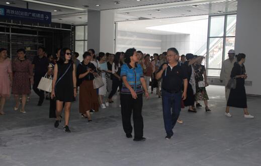 喜迎十九大，身邊看變化——我市干部賢內(nèi)助、鄉(xiāng)鎮(zhèn)街道負(fù)責(zé)人參觀高鐵商務(wù)區(qū)