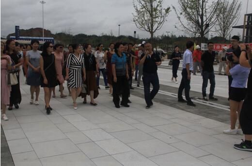 喜迎十九大，身邊看變化——我市干部賢內(nèi)助、鄉(xiāng)鎮(zhèn)街道負(fù)責(zé)人參觀高鐵商務(wù)區(qū)