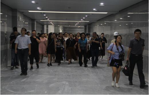 喜迎十九大，身邊看變化——我市干部賢內(nèi)助、鄉(xiāng)鎮(zhèn)街道負(fù)責(zé)人參觀高鐵商務(wù)區(qū)