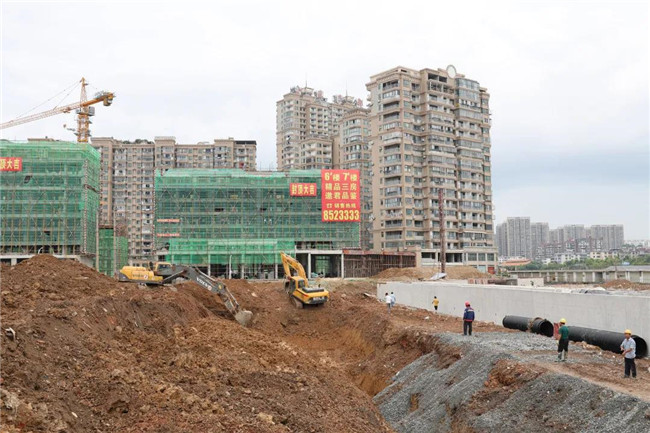 黃金龍現(xiàn)場調(diào)度中渡口碼頭建設情況