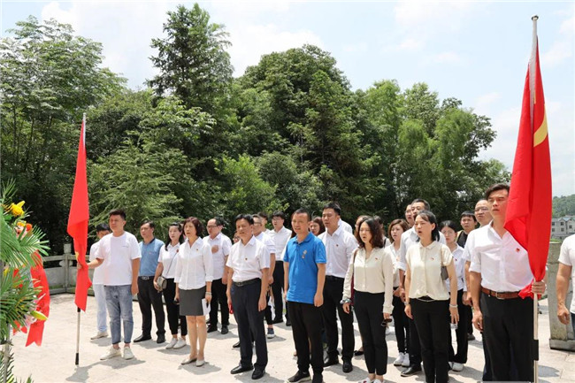 市城投集團(tuán)開(kāi)展“緬懷革命先烈，傳承紅色基因”革命傳統(tǒng)教育