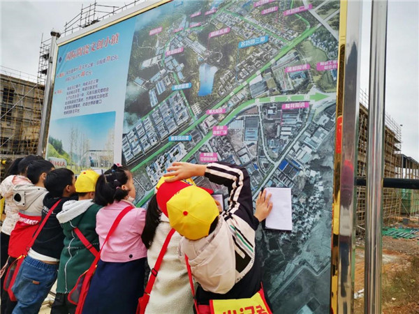 “千人市民觀察團”走進城投集團龍山湖公園、陶瓷產(chǎn)業(yè)加速基地等項目