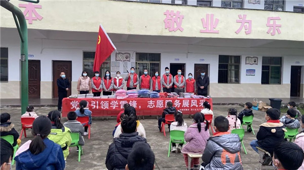 市城投集團(tuán)開(kāi)展“黨建引領(lǐng)學(xué)雷鋒，志愿服務(wù)展風(fēng)采”送溫暖活動(dòng)