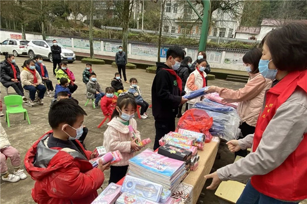 市城投集團(tuán)開(kāi)展“黨建引領(lǐng)學(xué)雷鋒，志愿服務(wù)展風(fēng)采”送溫暖活動(dòng)
