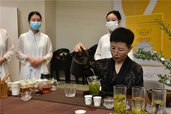 新理念、新時(shí)尚、新方式、新感受——德宇集團(tuán)舉行2022得雨活茶新品發(fā)布推廣會(huì)