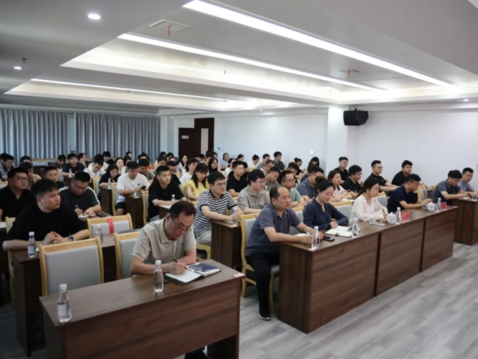 市城投集團召開中央八項規(guī)定精神學習教育專題黨課